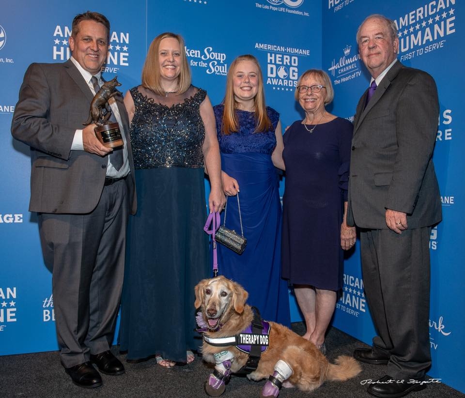 치치가 29일(현지시간) 미국 로스앤젤레스 베벌리힐스 더 베벌리 힐튼에서 열린 '히어로 도그 어워드'(Hero Dog Awards) 시상식에서 '올해의 영웅견' 수상의 영예를 안았다.(사진 치치 페이스북 페이지 캡처)
