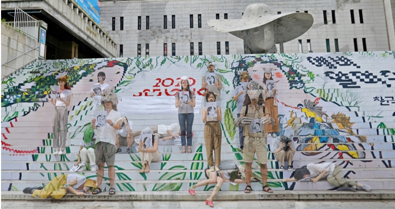30여 명의 동물권 운동가·예술가들이 지난 20일 서울 중구 세종문화회관 앞에서 '절멸-질병X 시대, 동물들의 시국선언' 퍼포먼스를 펼쳤다.